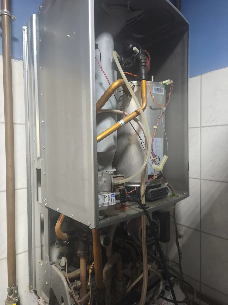 Nyitott Bosch Condens 3000 kazán belső csövezése és részegységei Városföldön